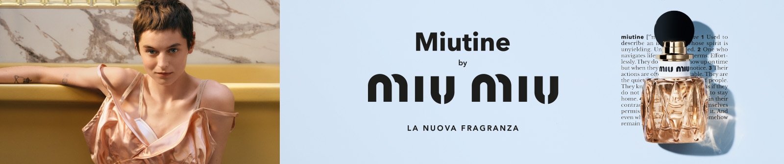 Persona in abito rosa su divano giallo con profumo Miu Miu Miutine